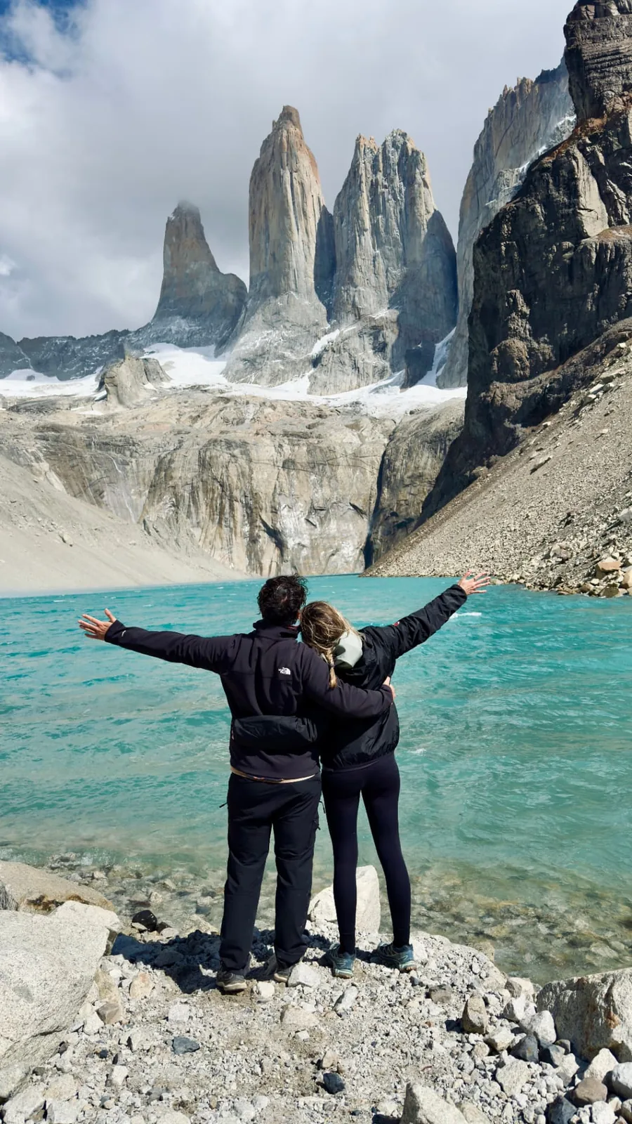 Le tre torri di granito di Torres del Paine con il lago glaciale in primo piano