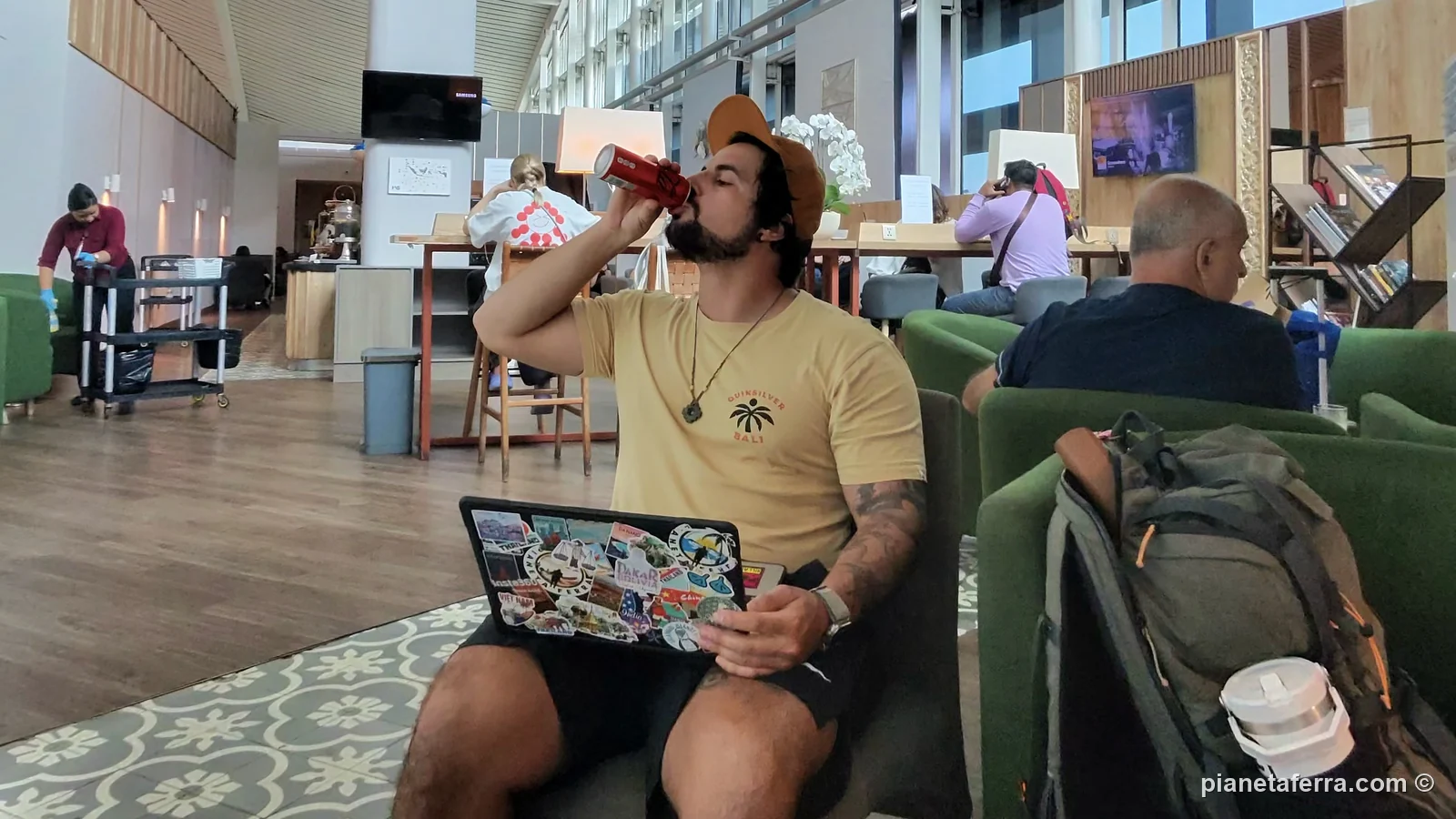 Luca con il portatile nel lounge dell'aeroporto di Bali, nel 2026