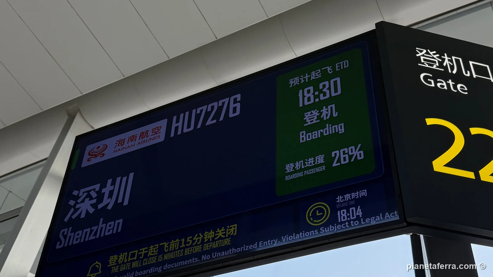 Il tabellone di un gate d'imbarco in un aeroporto cinese, con il volo per Shenzhen in fase di imbarco