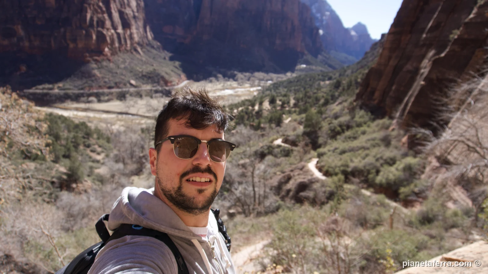 Luca lungo il sentiero di Angels Landing con le pareti del canyon di Zion alle spalle, a febbraio 2022