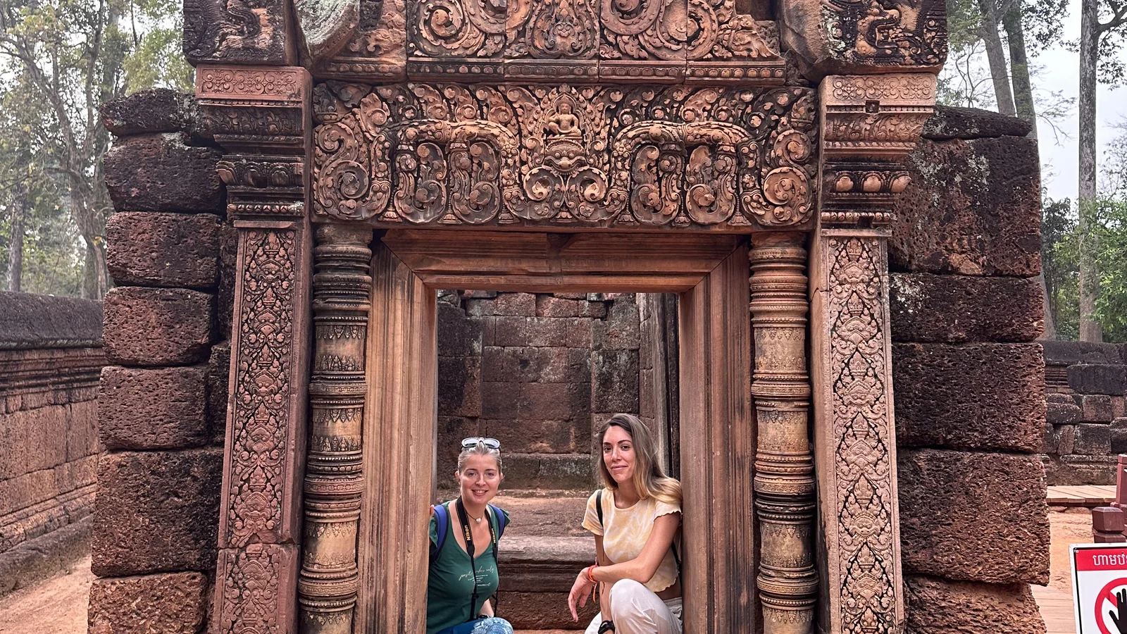 Porta in arenaria rosa di Banteay Srei interamente ricoperta di intagli