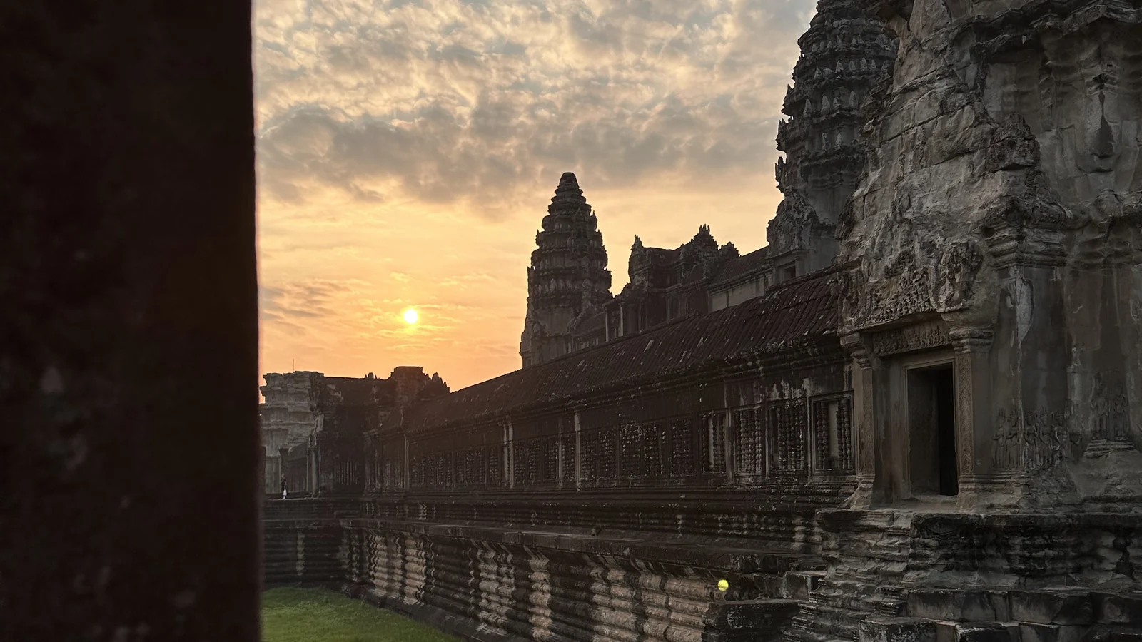 Il sole sorge accanto alla torre di Angkor Wat visto dalla galleria esterna del tempio