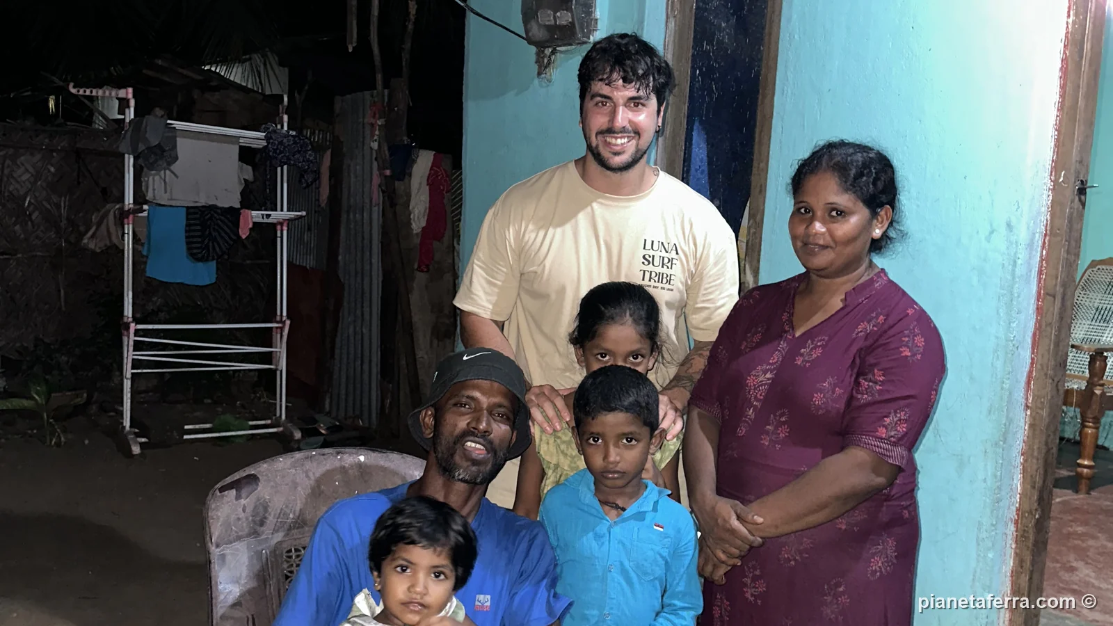 Luca Ferraina con Janaka, sua moglie e i bambini davanti a casa loro a Pottuvil, dopo la cena, a giugno 2024