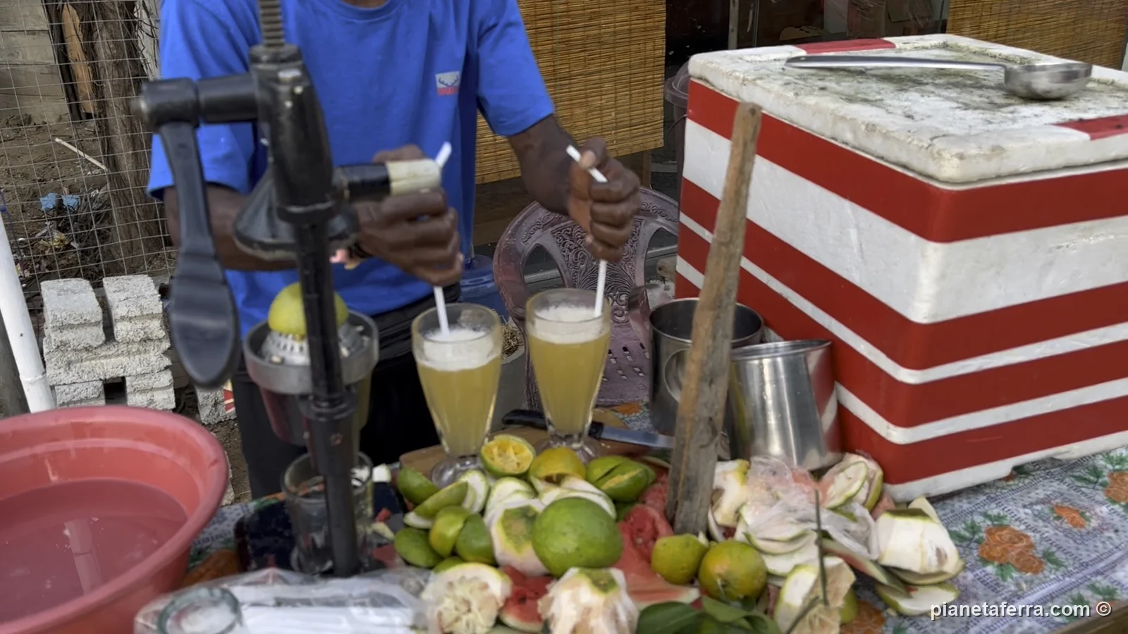 Il chiosco delle limonate di Janaka sulla via principale di Arugam Bay, con la pressa per gli agrumi e il frigo a strisce, a giugno 2024