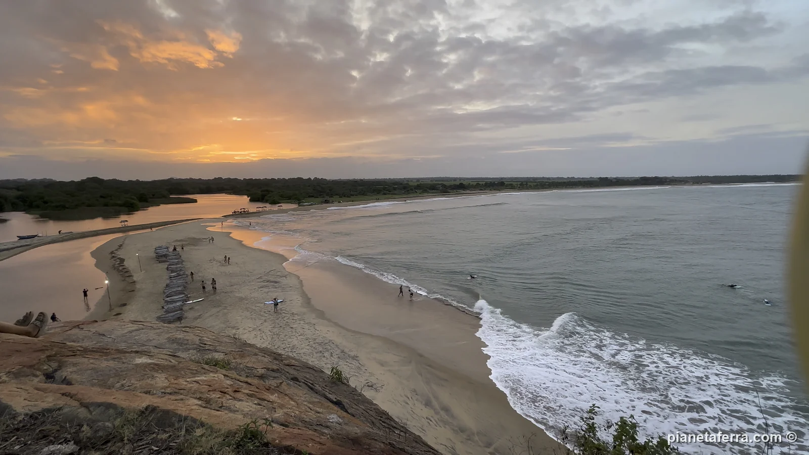 La spiaggia e la laguna viste dall'alto di Elephant Rock al tramonto, a sud di Arugam Bay, a giugno 2024