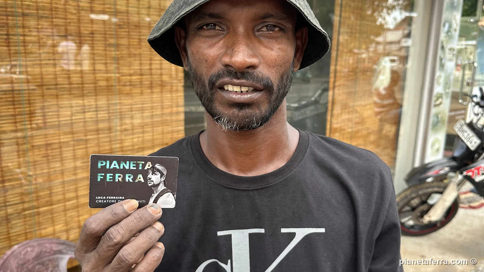 Janaka, che vende limonate sulla via principale di Arugam Bay, a giugno 2024