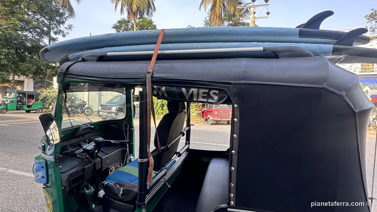 Un tuk tuk con le tavole da surf legate sul tetto, pronto per andare agli spot a sud di Arugam Bay, a maggio 2024