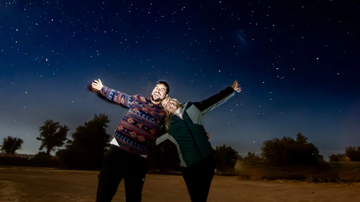 Cielo stellato del deserto di Atacama durante il tour astronomico, con l'orizzonte ancora chiaro per la luna