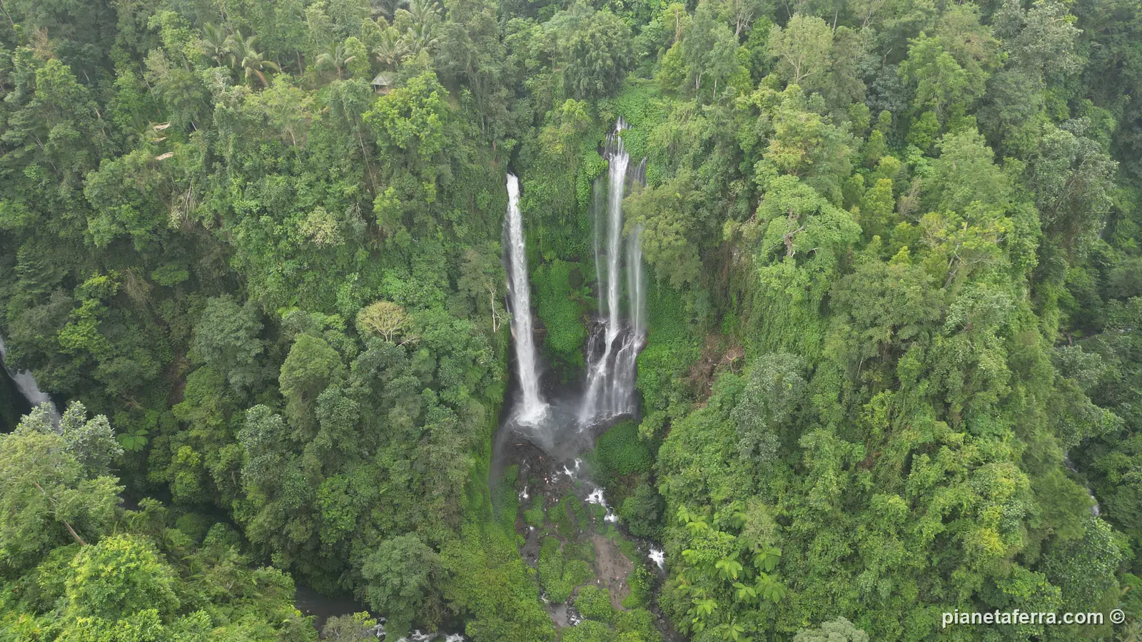 Le cascate di Sekumpul nella giungla del nord di Bali, viste dal drone