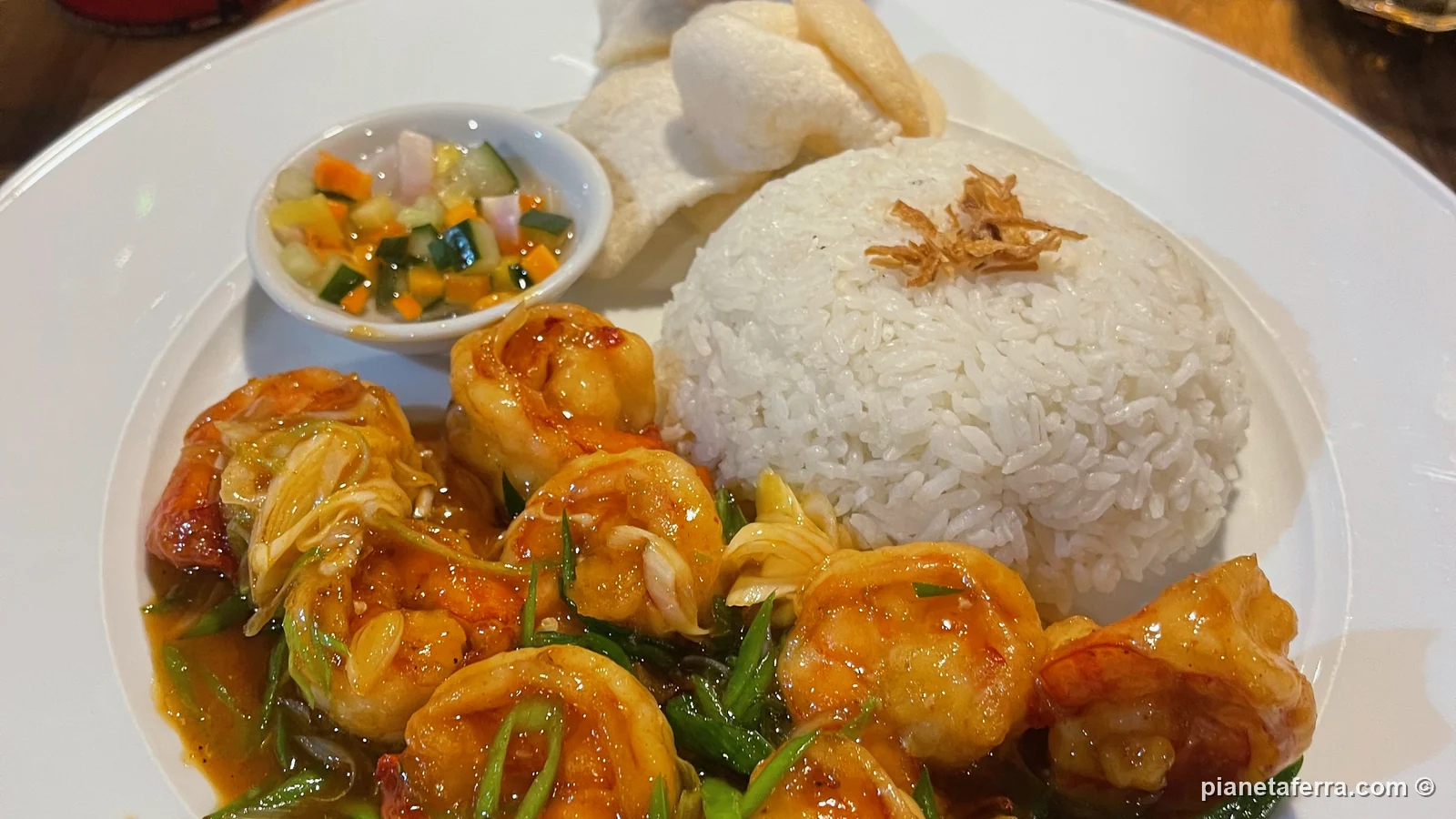 Piatto di gamberi con riso in un ristorante di Bali