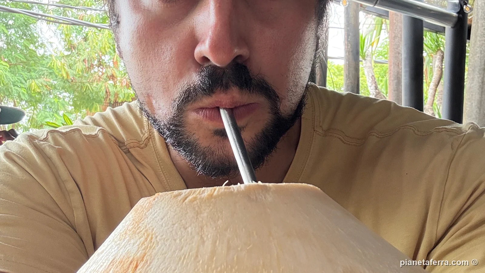 Luca beve un cocco fresco in un caffè di Bali