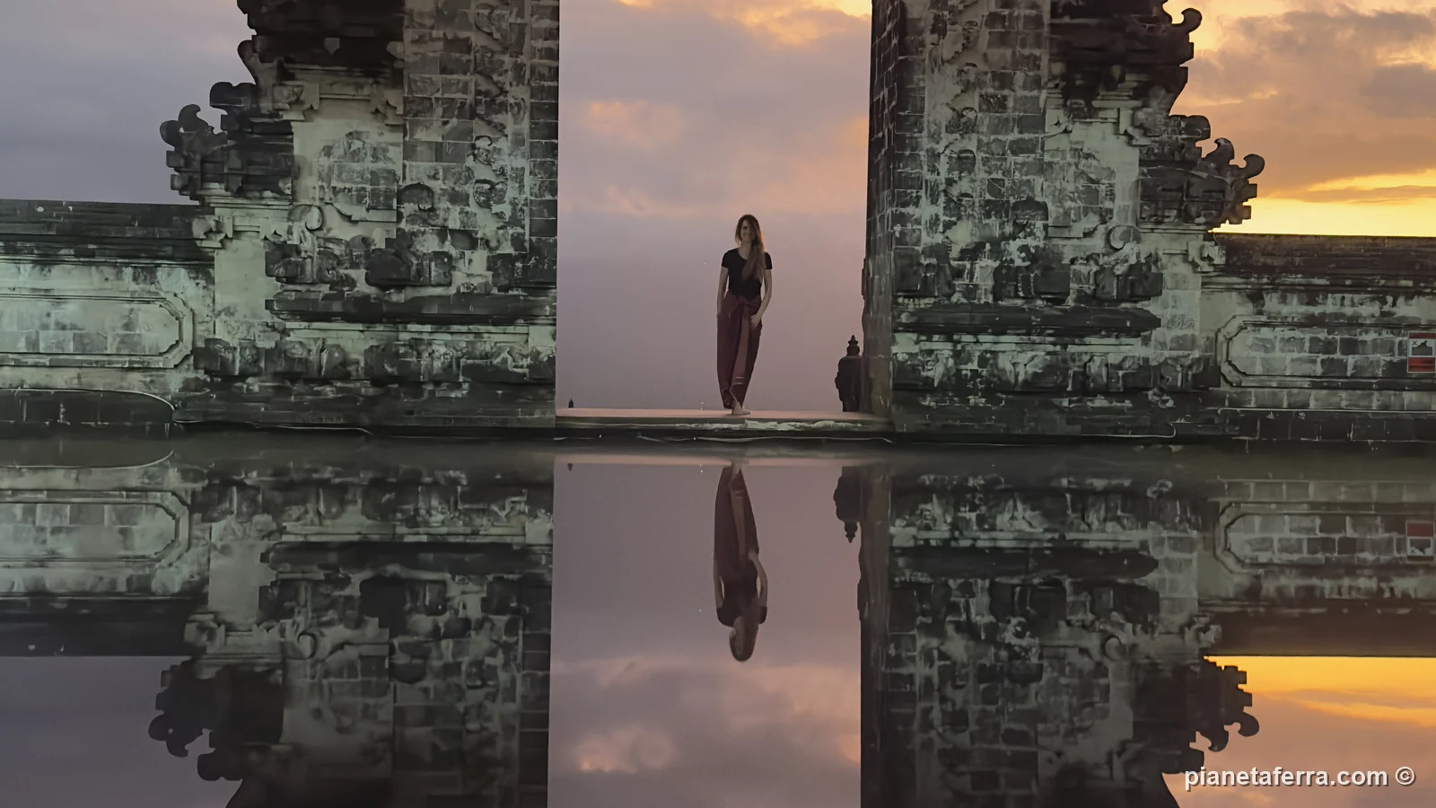 Le Gates of Heaven del tempio di Lempuyang al tramonto, con il riflesso