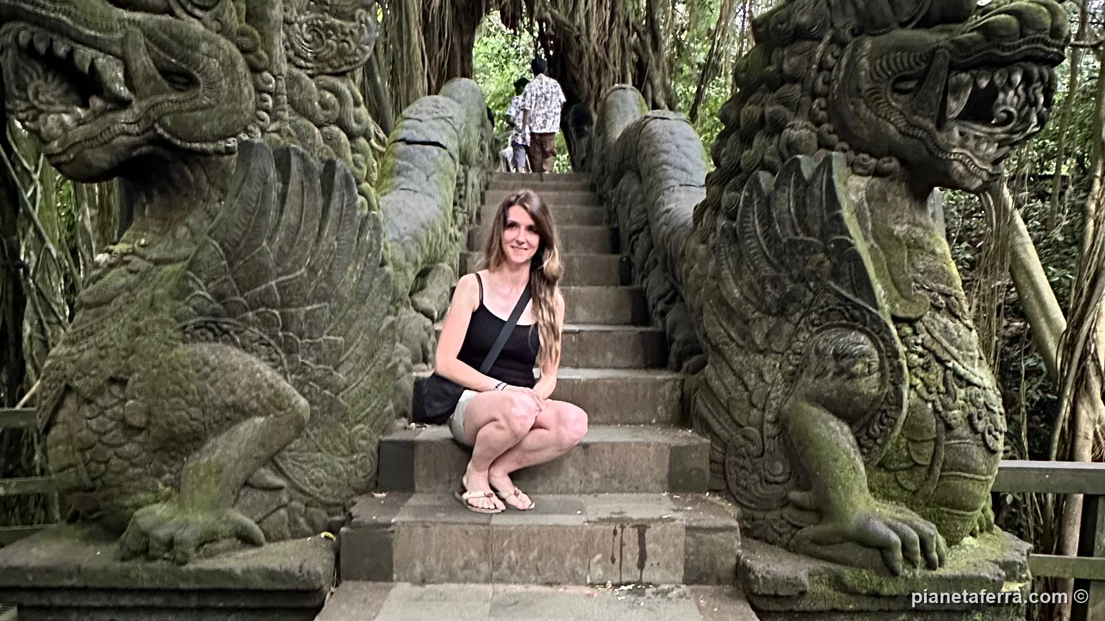 La scalinata con i draghi di pietra nella Monkey Forest di Ubud