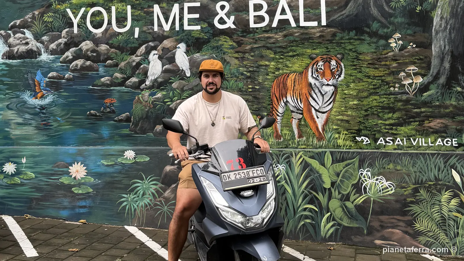 Luca in scooter davanti al murale You, me and Bali a Jimbaran, nel 2026