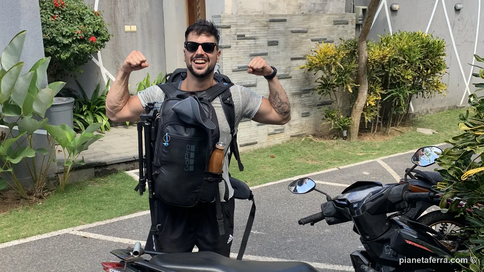 Luca con lo zaino accanto allo scooter a Bali, nel 2022