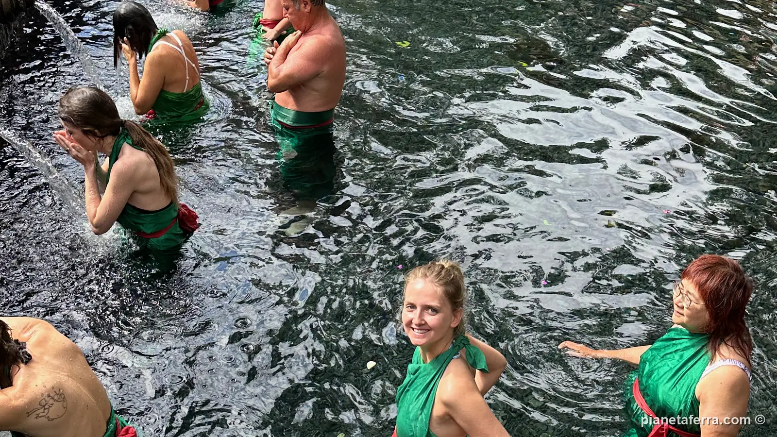 Bagno rituale nella vasca delle fontane di Tirta Empul, a Bali