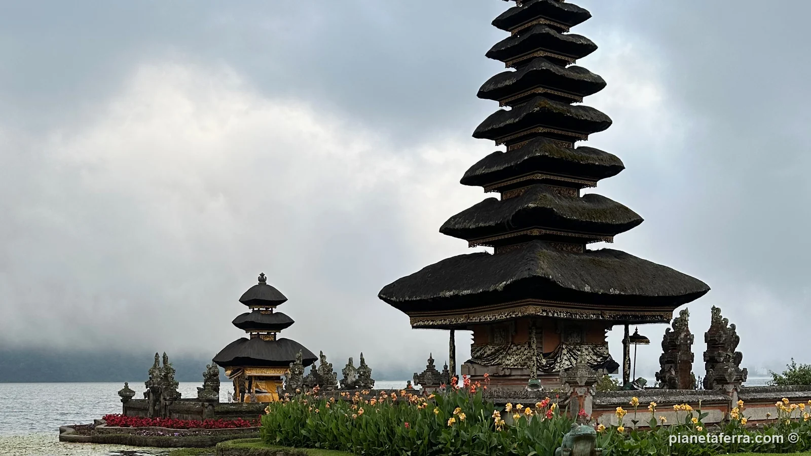 Il tempio Ulun Danu Beratan sul lago a Bedugul, Bali