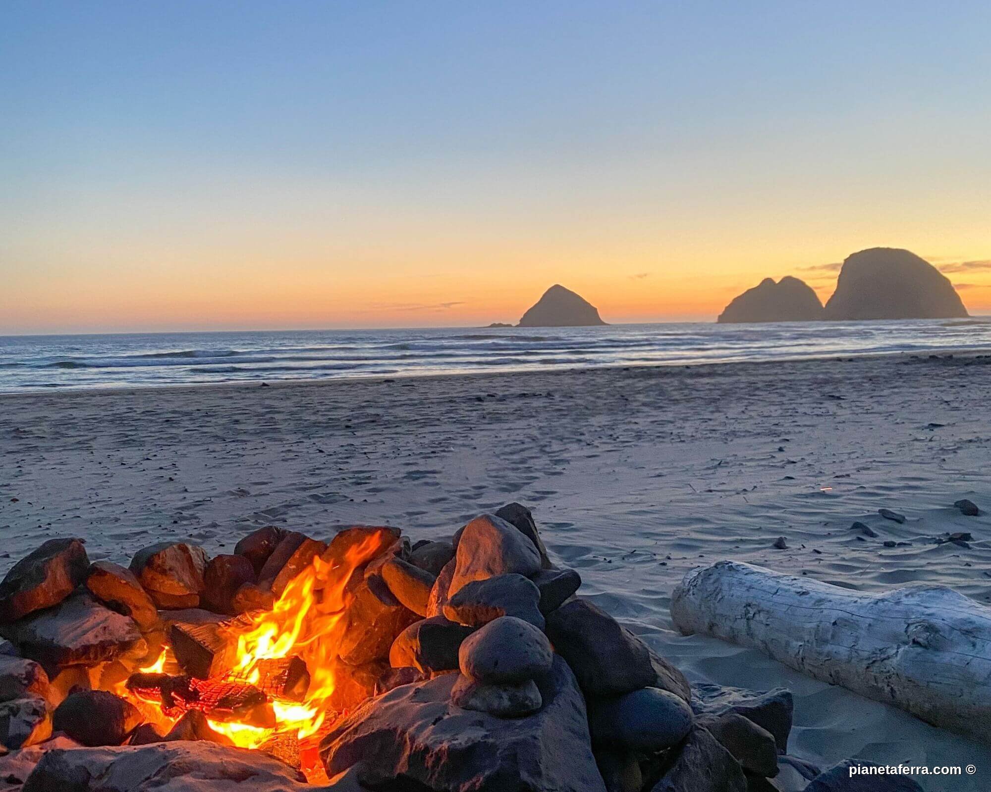 Cena sulla spiaggia al tramonto durante un viaggio di gruppo a Palawan
