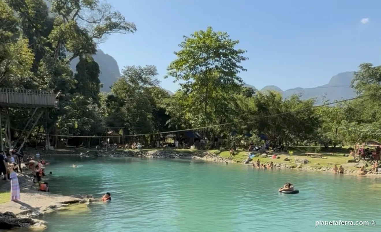 Blue Lagoon di Vang Vieng con acqua turchese e montagne sullo sfondo