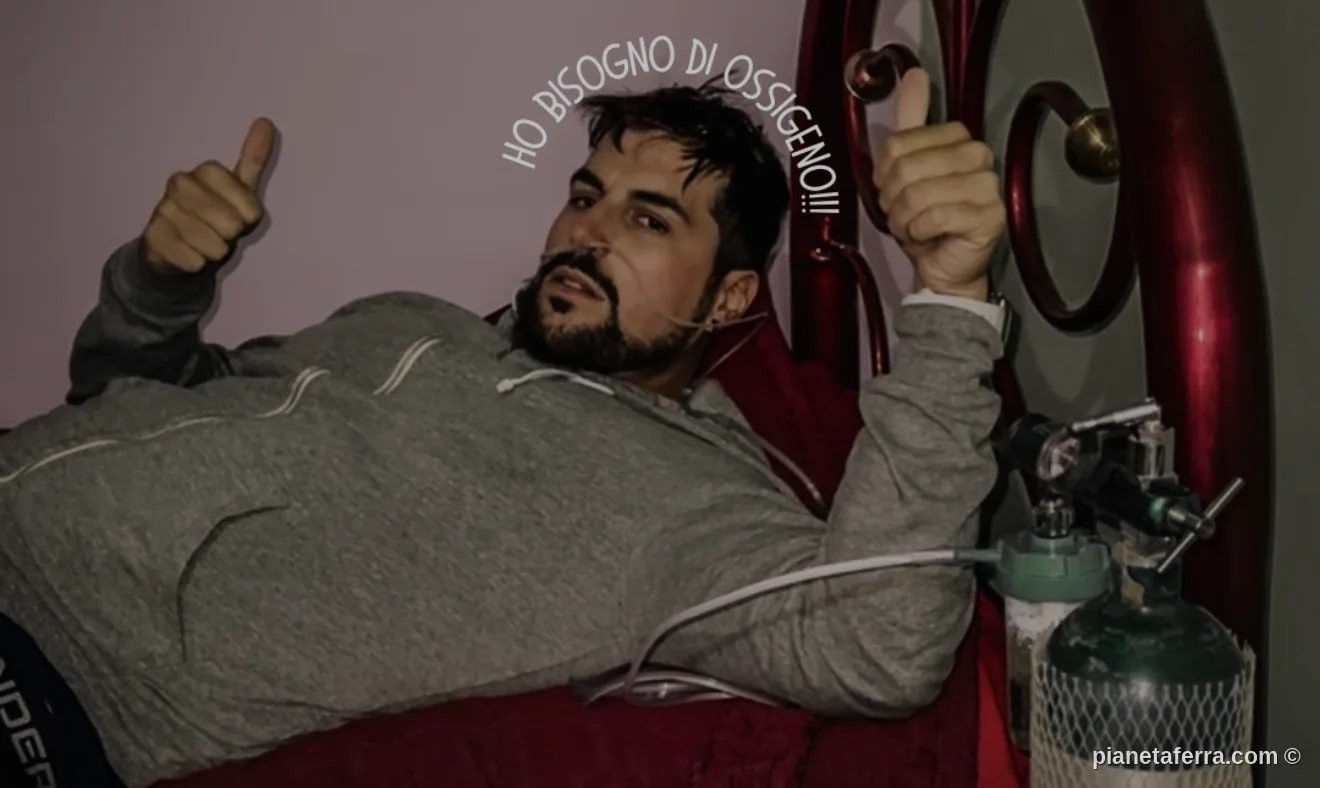 Luca a letto con la bombola d'ossigeno nel rifugio del tour del Salar de Uyuni, a 4.400 metri
