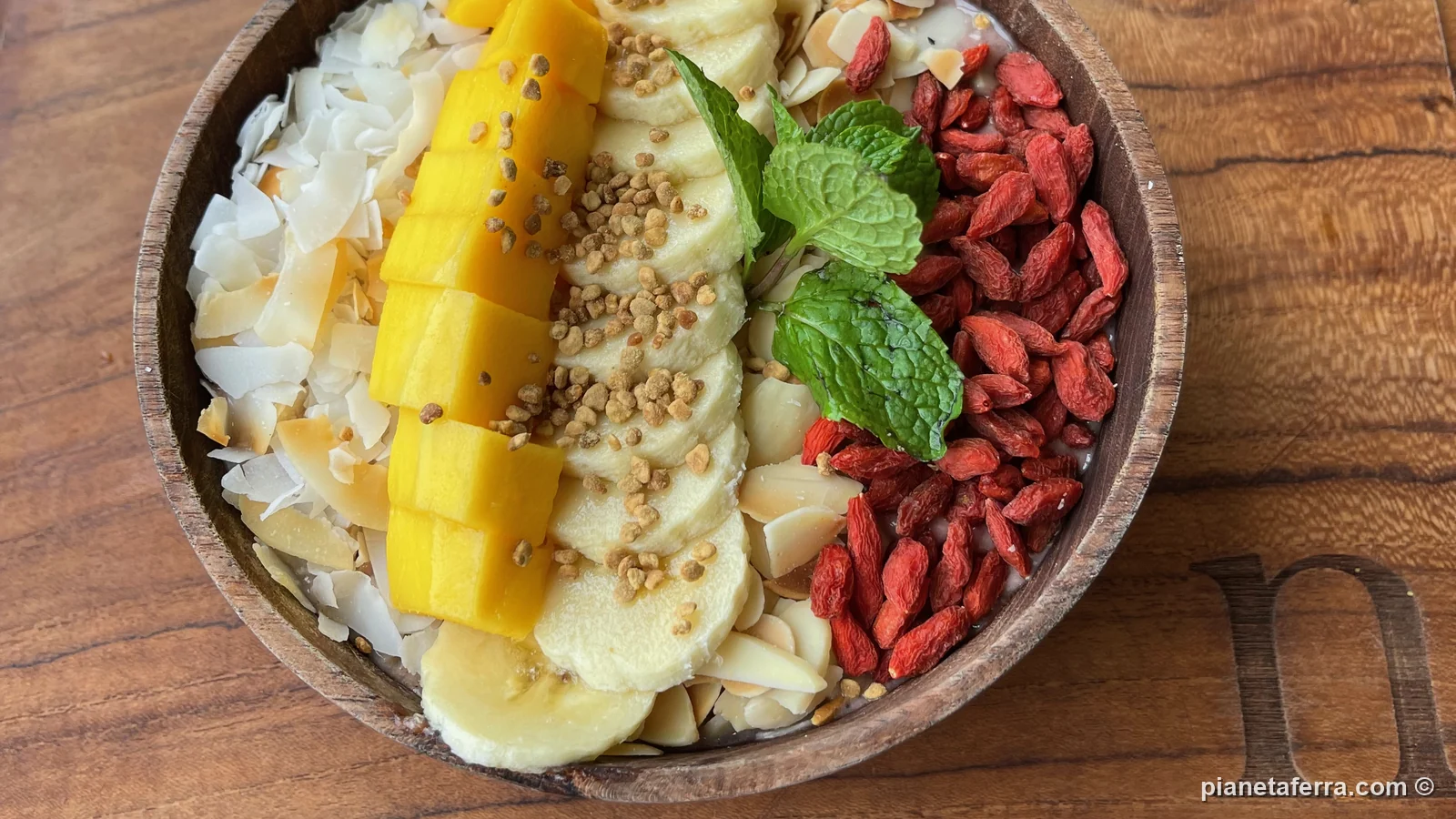 Smoothie bowl con mango, banana e bacche di goji da Nourish a Ungasan