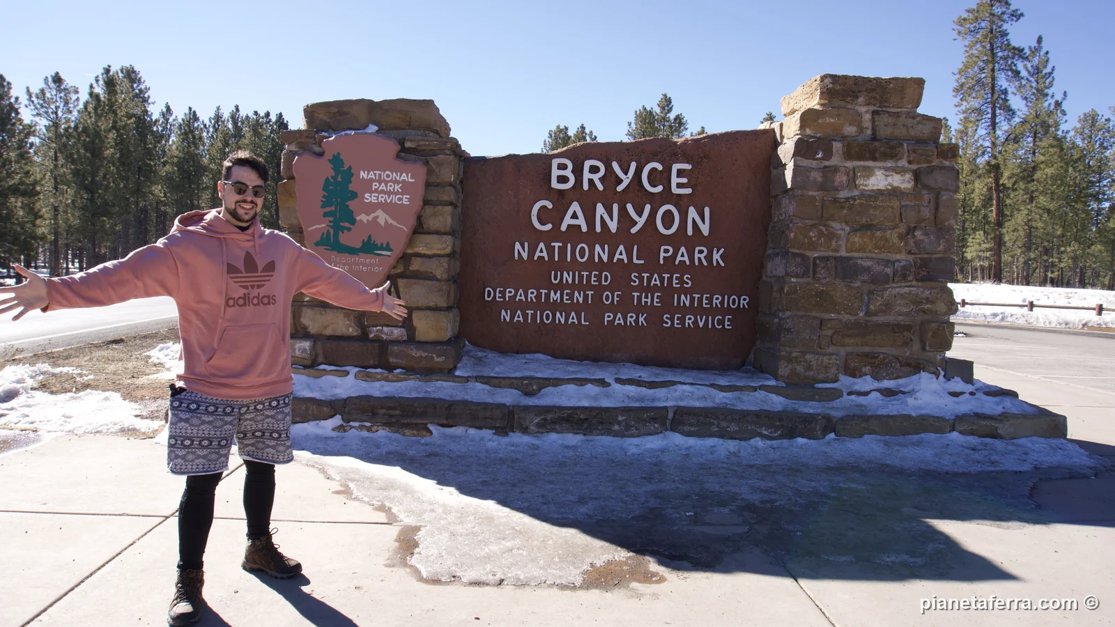 Luca Ferraina al cartello d'ingresso del Bryce Canyon National Park, con la neve, a febbraio 2022