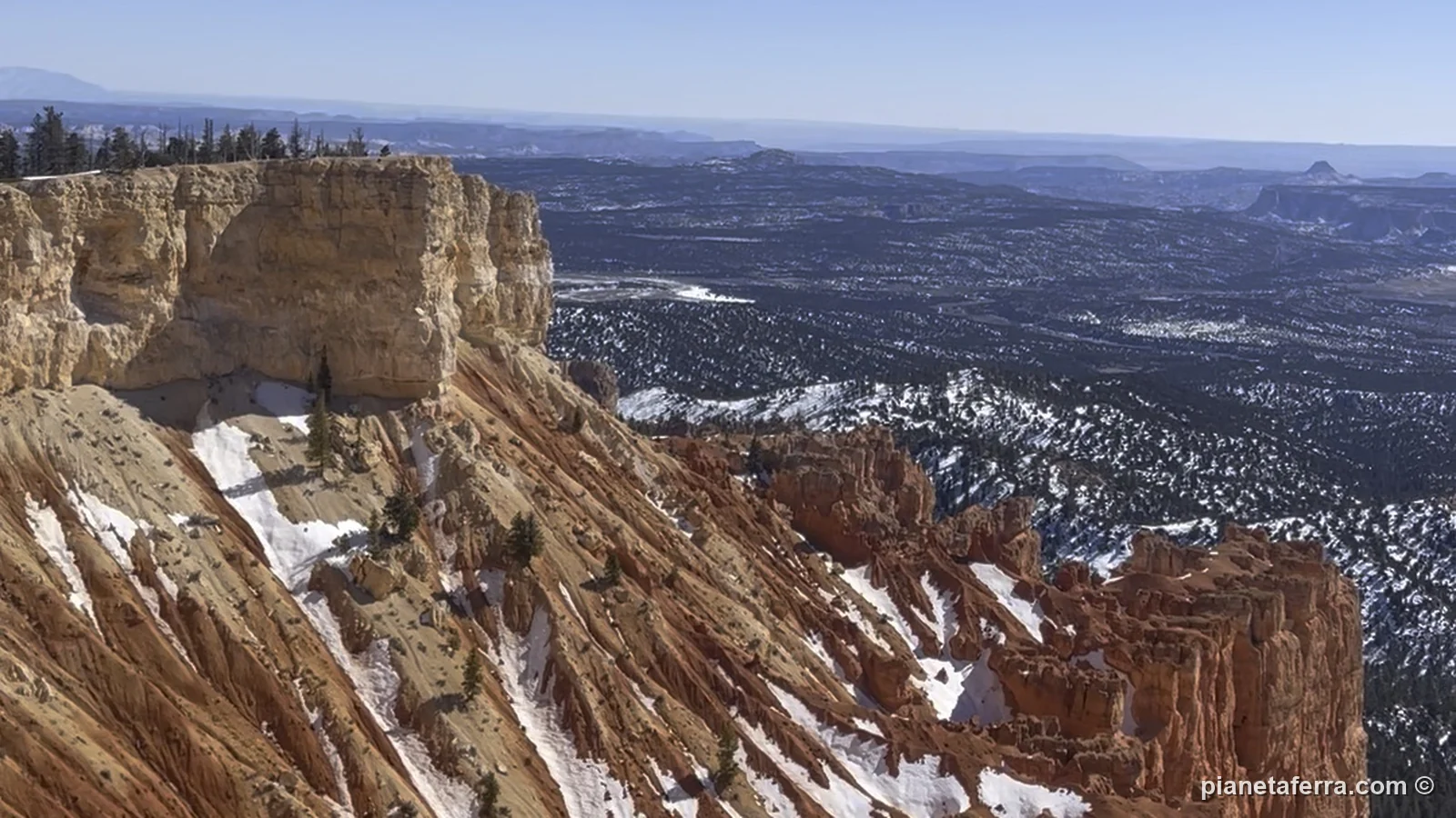 La parete di Rainbow Point con la neve, nel punto più alto del Bryce Canyon, a febbraio 2022