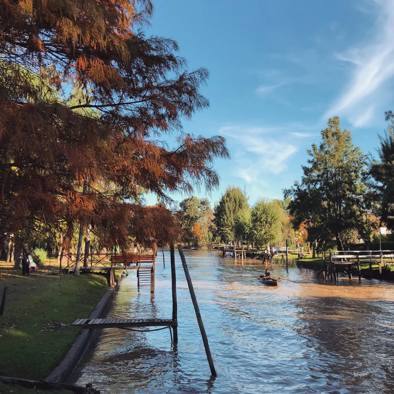 Canali e pontili in legno del Delta del Tigre vicino a Buenos Aires