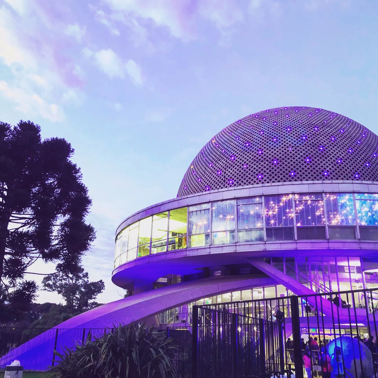 Il Planetario Galileo Galilei illuminato di viola nei parchi di Palermo a Buenos Aires