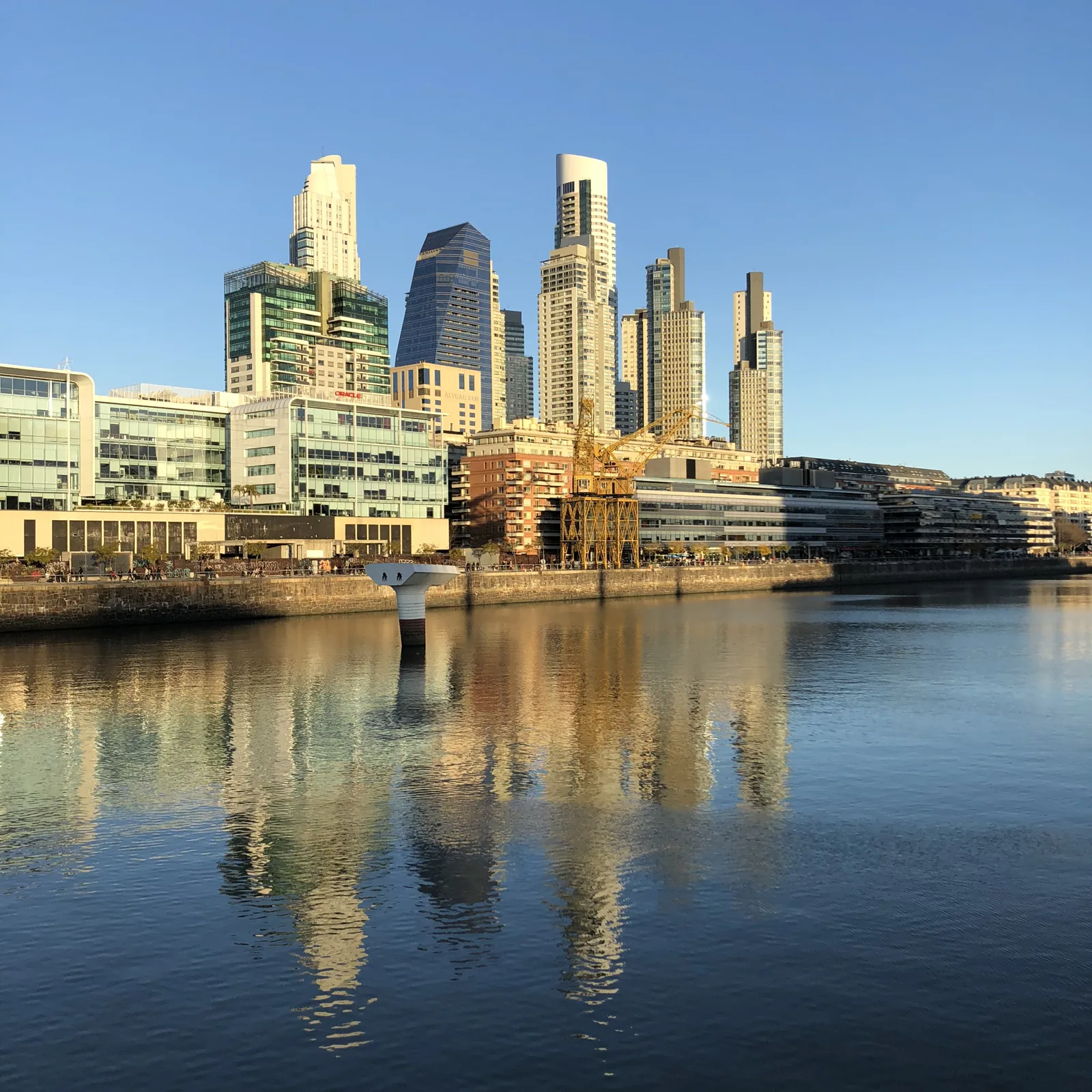 I grattacieli di Puerto Madero riflessi nell'acqua dei docks a Buenos Aires