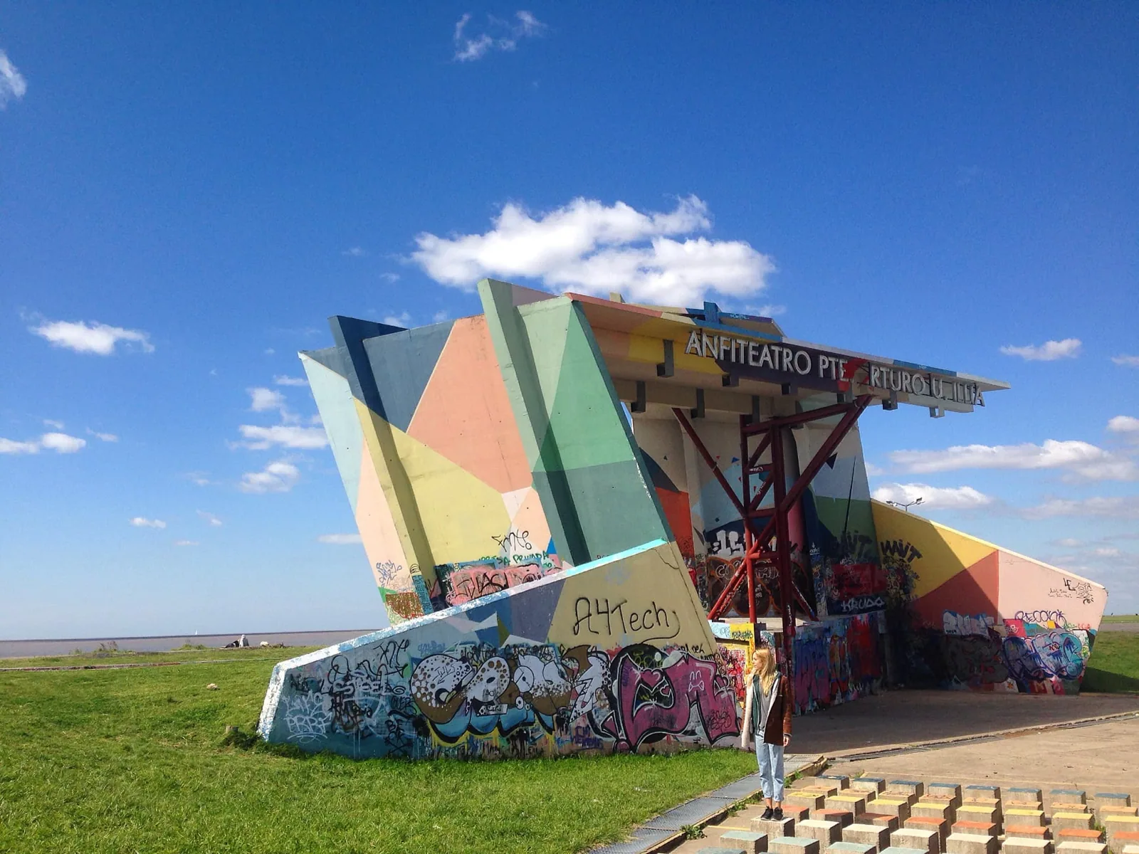 Anfiteatro coperto di murales e street art lungo la costanera di Buenos Aires