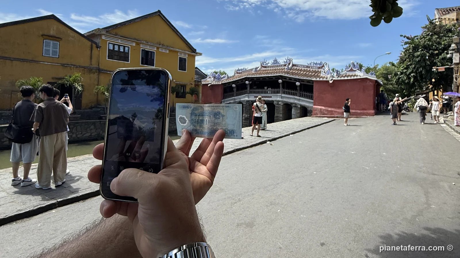 Il Ponte Giapponese nel centro storico di Hoi An, ripreso con il telefono in una mattina di sole
