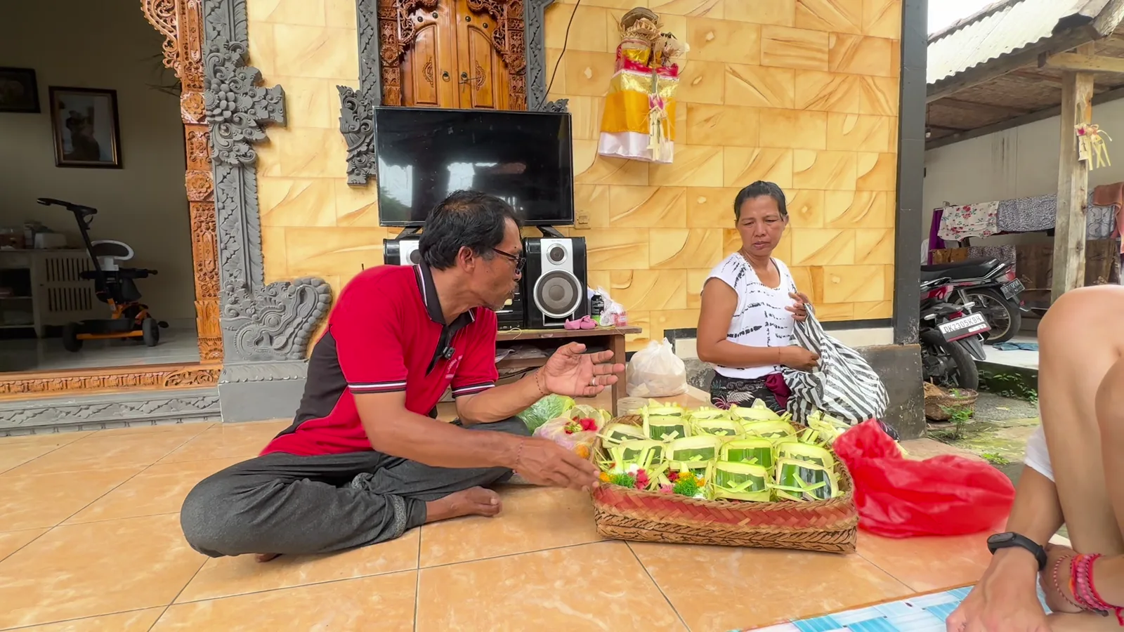 Sami a casa sua a Ubud mentre prepara le offerte con la moglie