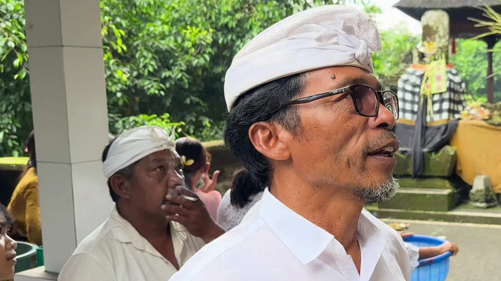Sami in abiti tradizionali balinesi in un tempio del suo villaggio il giorno di Galungan
