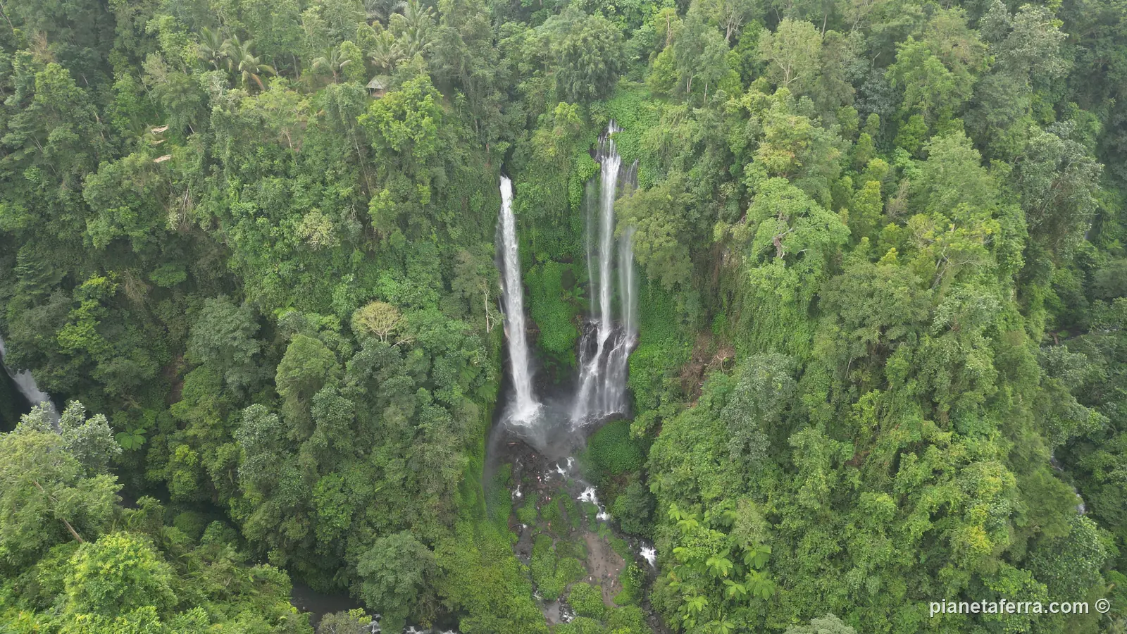 La cascata di Sekumpul nel nord di Bali, vista dal drone, nel 2026