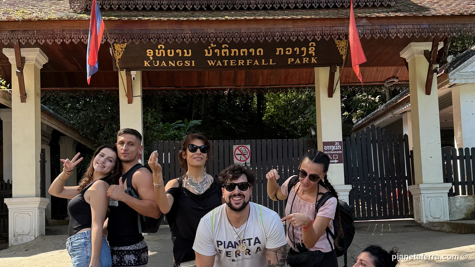 Luca con il gruppo davanti all'ingresso del Kuangsi Waterfall Park, la mattina