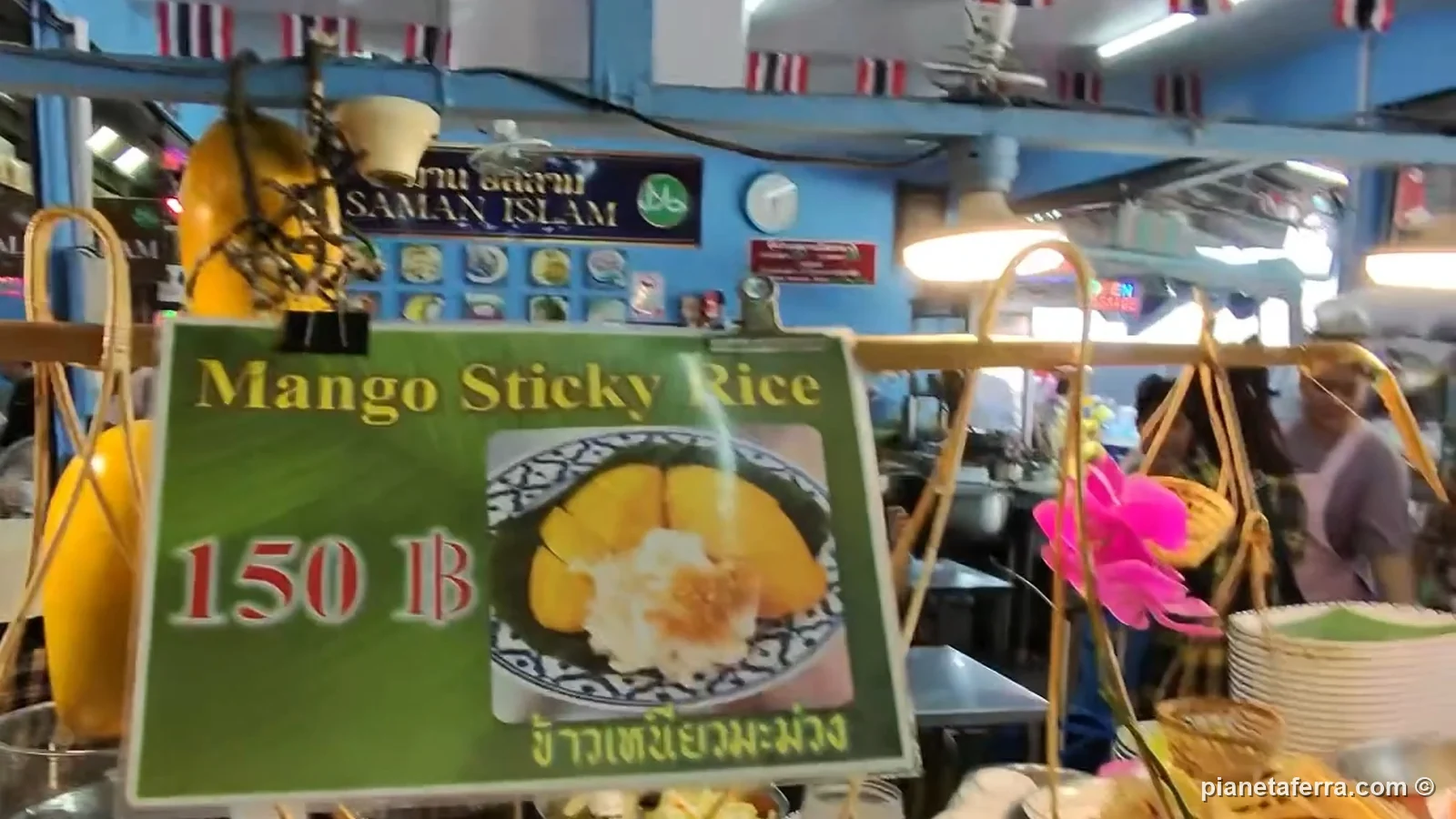 Il cartello del mango sticky rice a 150 baht in un banco di cibo del mercato di Chatuchak