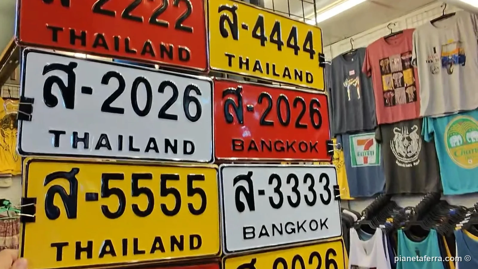 Targhe thailandesi souvenir con numeri e scritte Thailand e Bangkok in vendita a Chatuchak