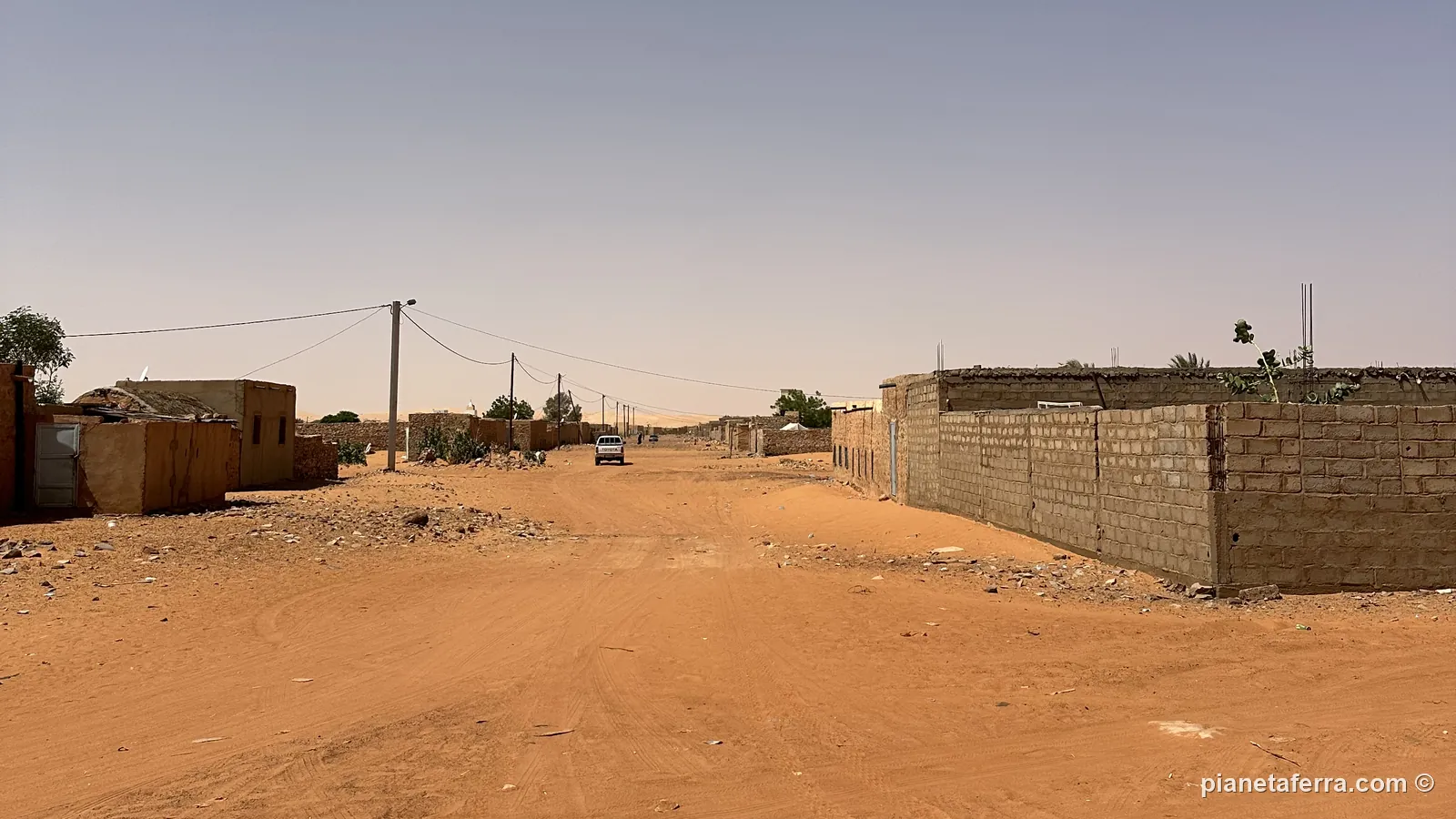Una strada sterrata di Chinguetti, con le case basse e il deserto intorno