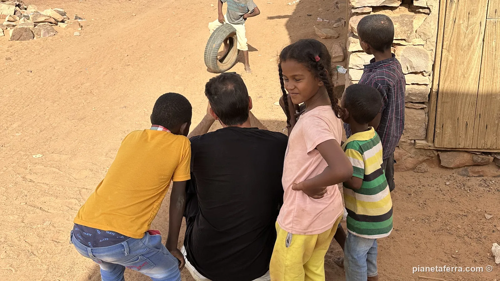 Bambini che giocano tra le case di Ouadane