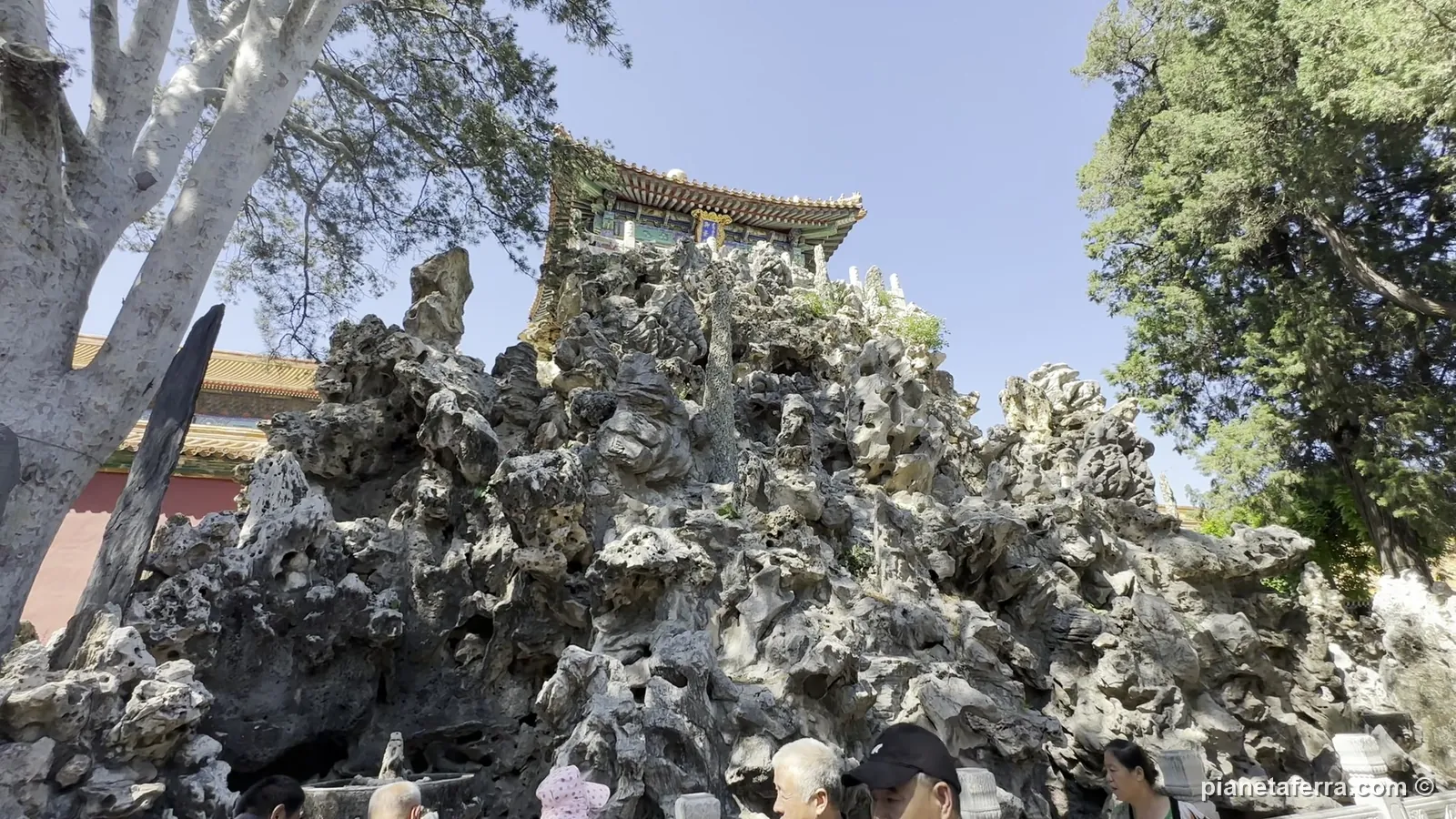 Le rocce e gli alberi del Giardino Imperiale, alla fine del percorso nella Città Proibita, a maggio 2024