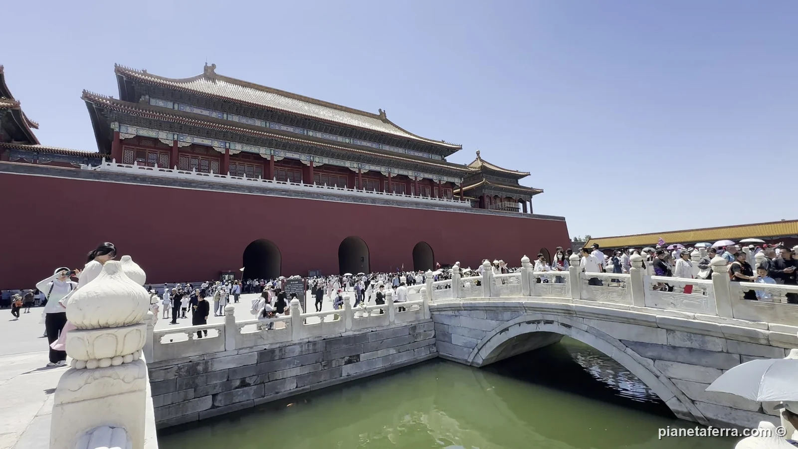 I ponti di marmo sul Fiume dalle Acque d'Oro e la Porta Meridiana, dentro la Città Proibita, a maggio 2024