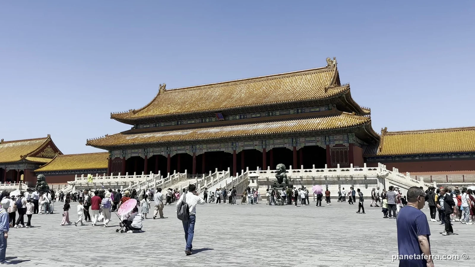 La Sala dell'Armonia Suprema nella Città Proibita di Pechino, con la folla nel cortile, a maggio 2024