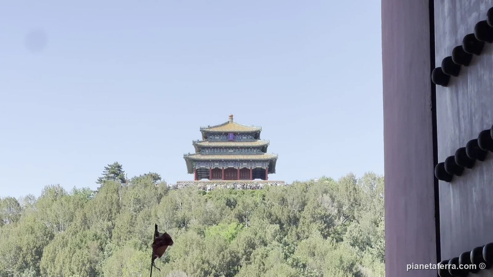 Il parco di Jingshan visto dalla Porta del Valore Divino, l'uscita nord della Città Proibita, a maggio 2024