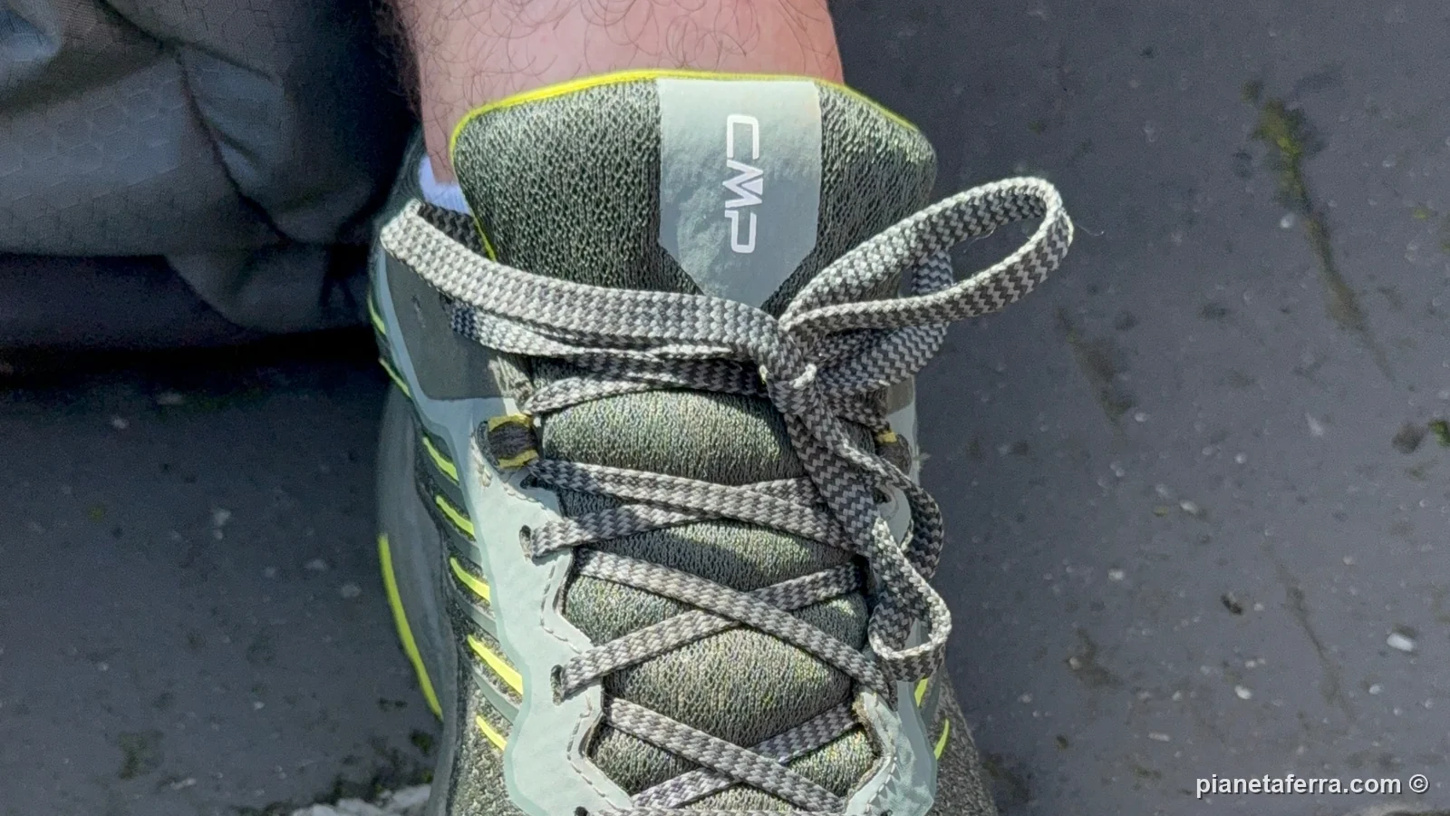 Le scarpe da trail CMP Jemini di Luca sulle pietre della Grande Muraglia a Mutianyu, a luglio 2026