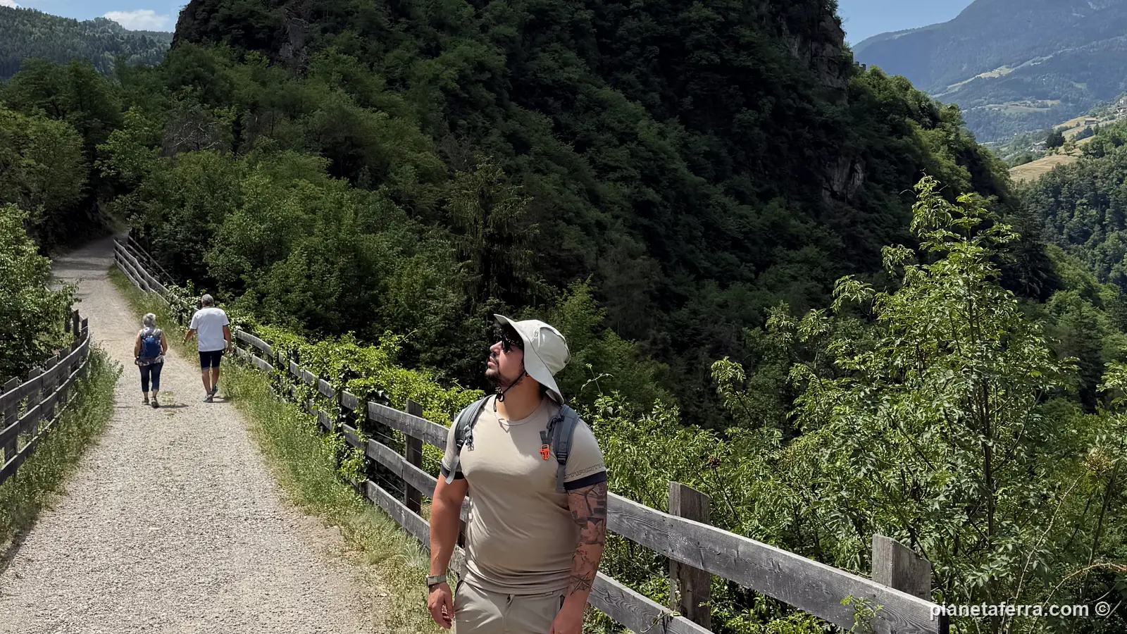 Luca sul sentiero verso il monastero di Sabiona, sopra Chiusa, in Valle Isarco, a fine maggio 2026