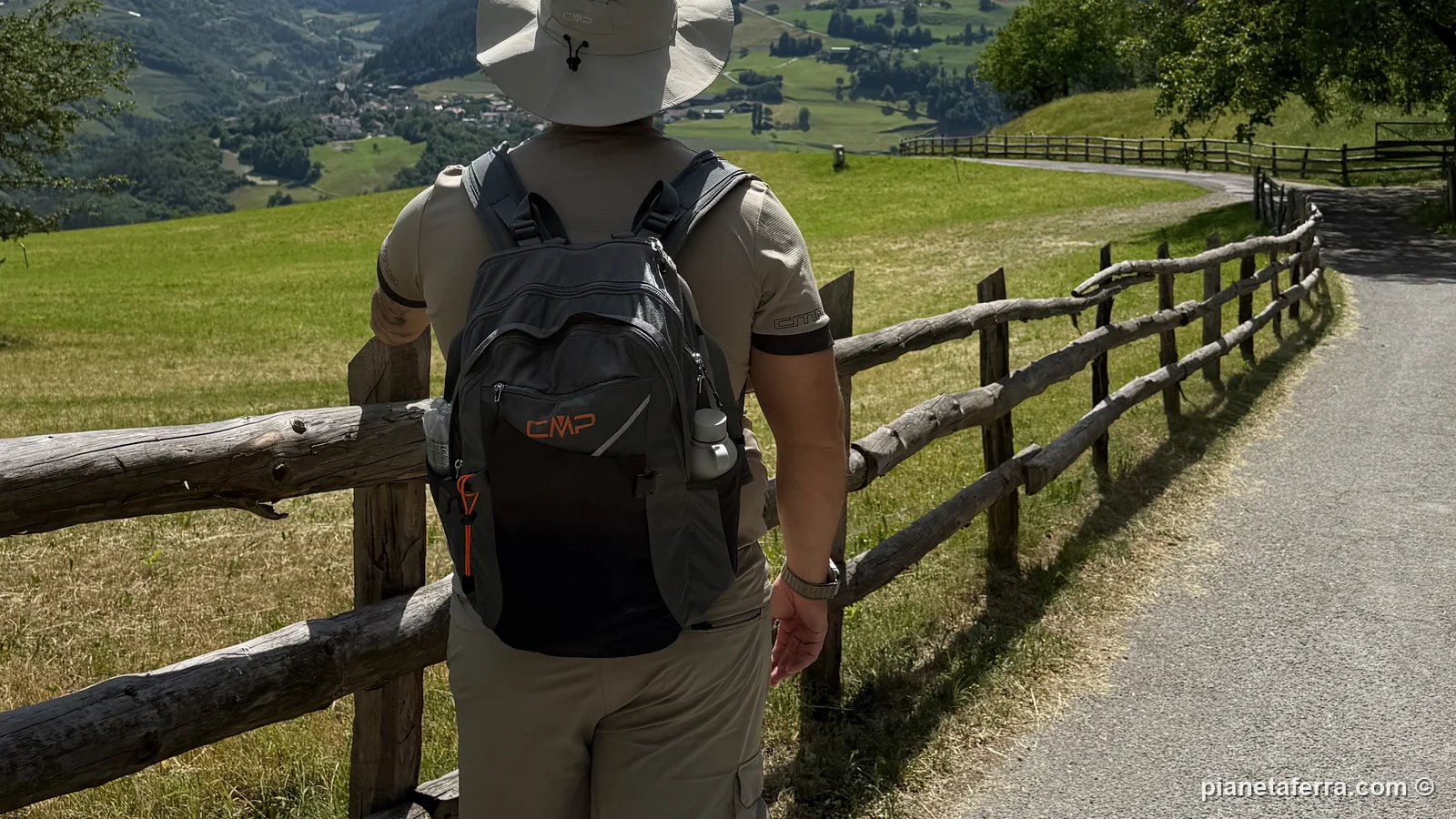 Luca con lo zaino CMP e il cappello a tesa larga su un sentiero della Valle Isarco, in Alto Adige, a fine maggio 2026