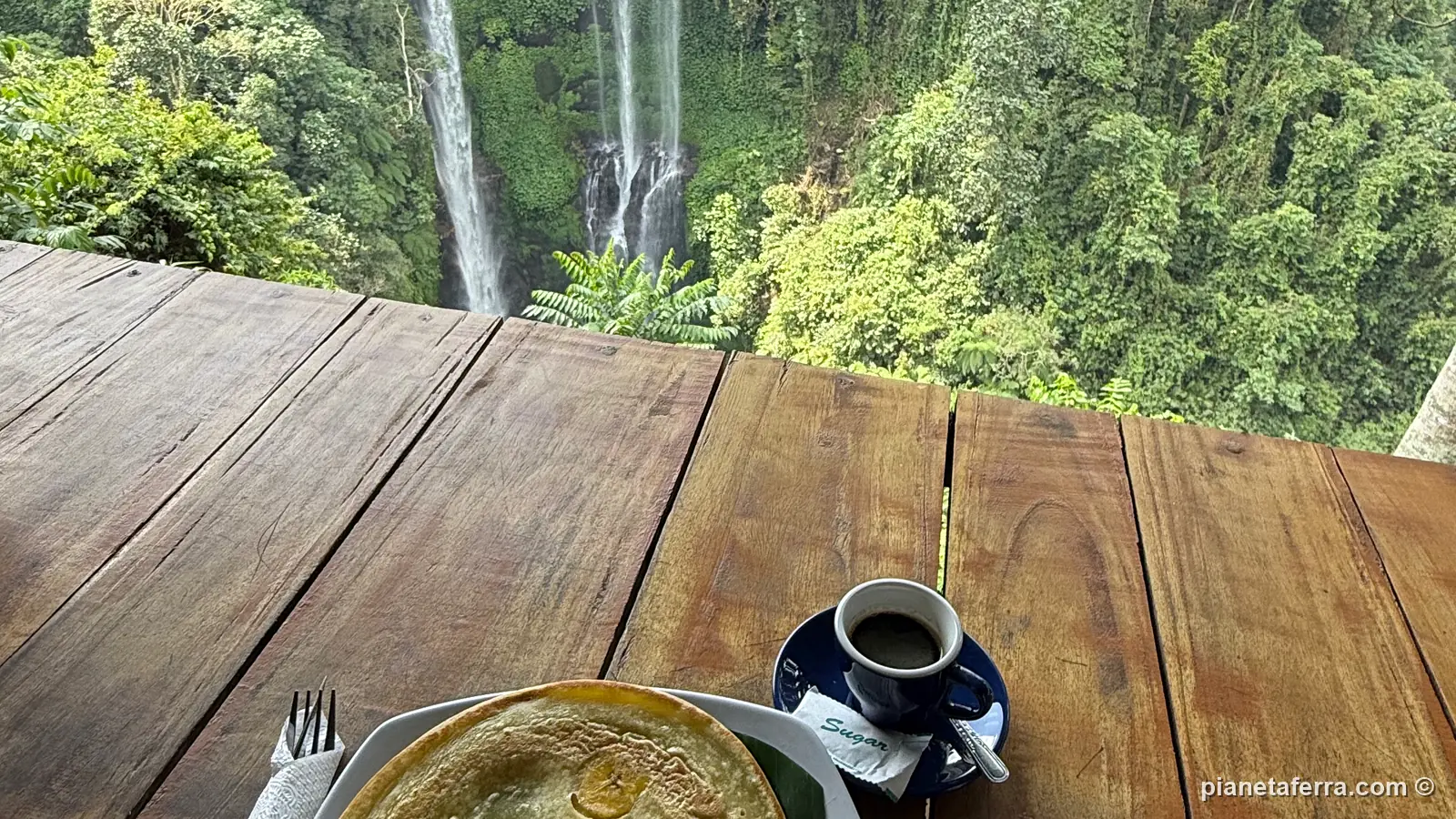 Colazione con caffè sulla terrazza di legno davanti alle cascate di Sekumpul, nel nord di Bali