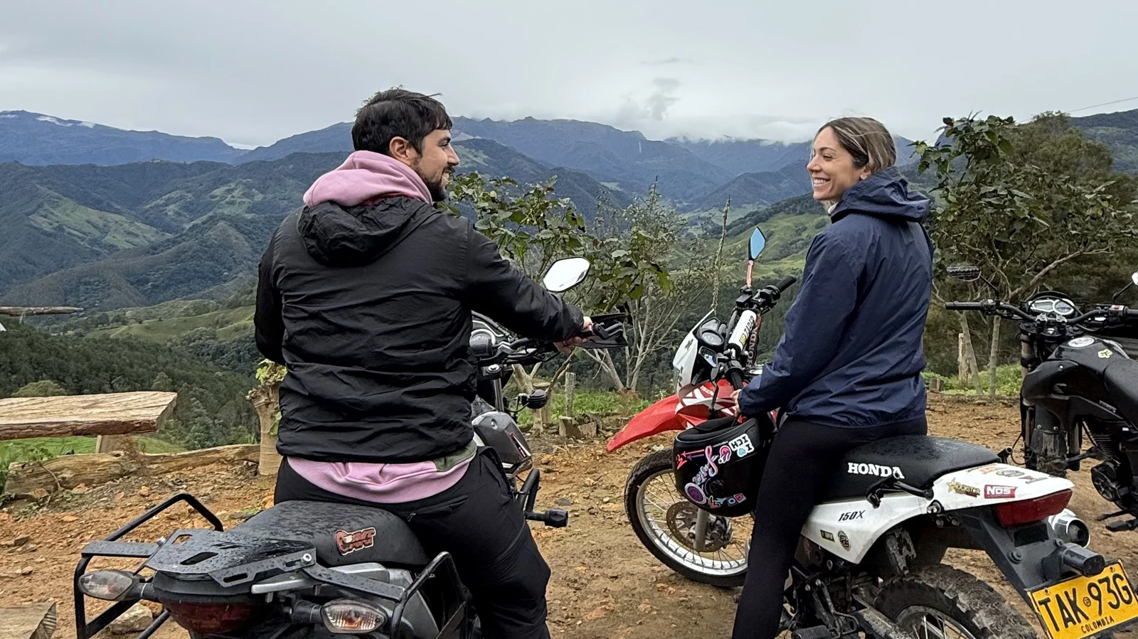 Due moto da enduro ferme su una strada sterrata di montagna durante il tour verso La Carbonera
