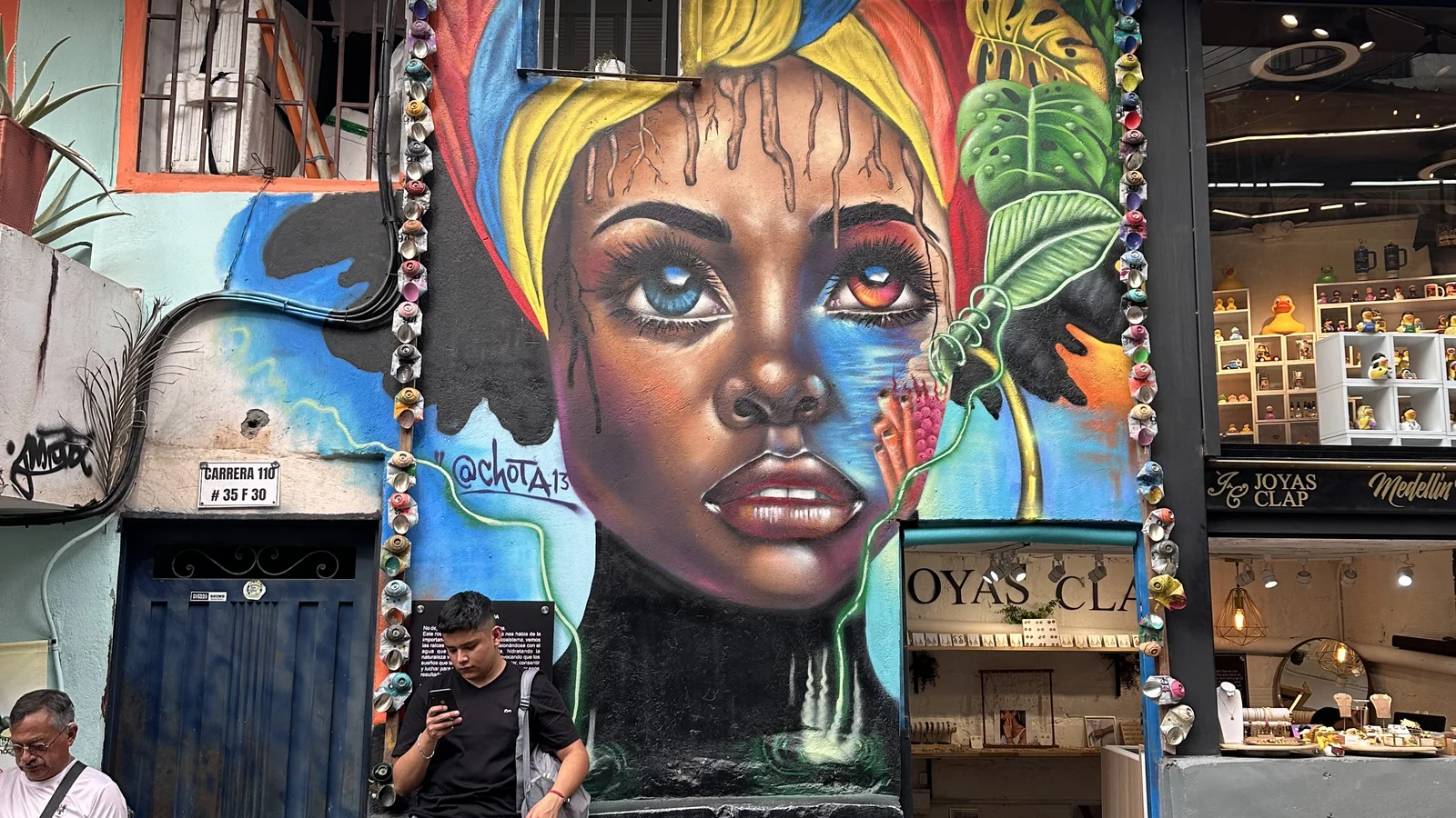 Grande murale con il volto di una donna su una facciata della Comuna 13 a Medellín